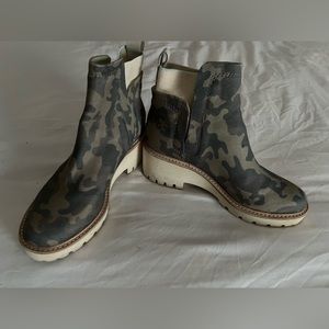 Size 7 women’s dolce vita camo boots